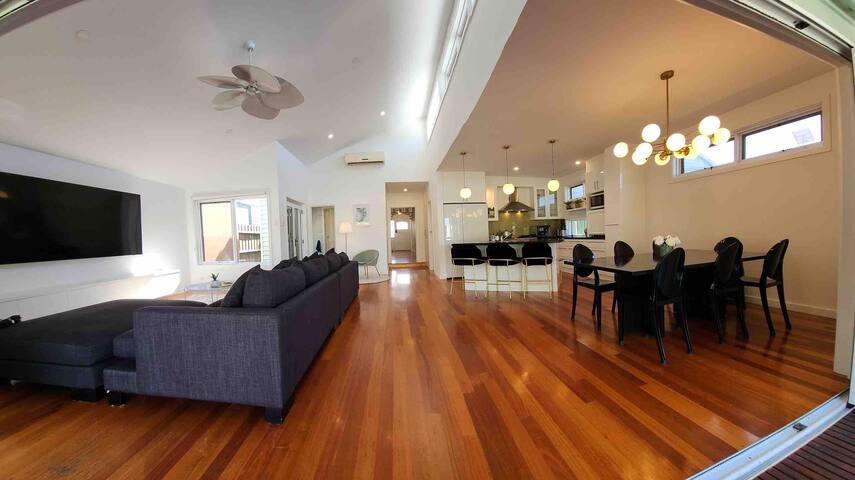 Spacious Family Oasis |4BR 3BA| Footscray near CBD gallery image 2