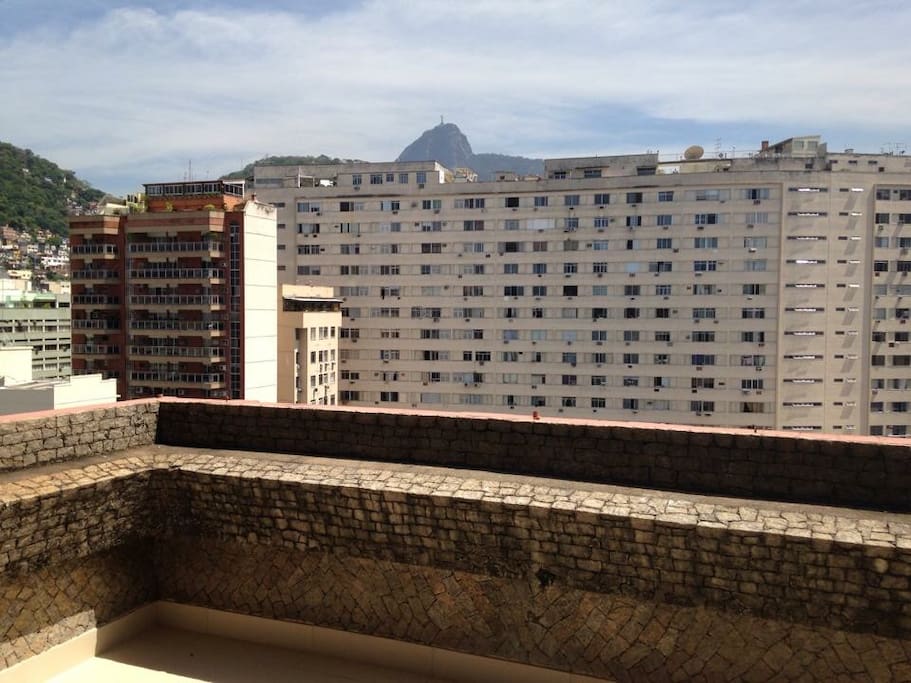 Cobertura com vista para o Cristo Redentor.