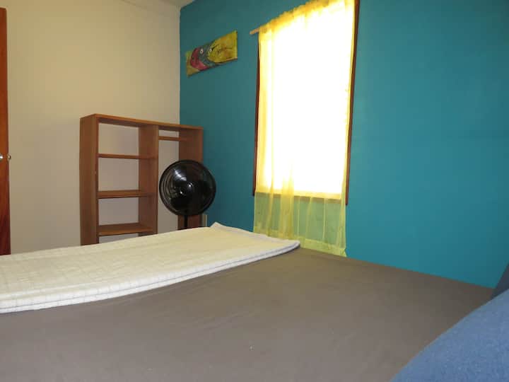 Spavaća soba s bračnim krevetom