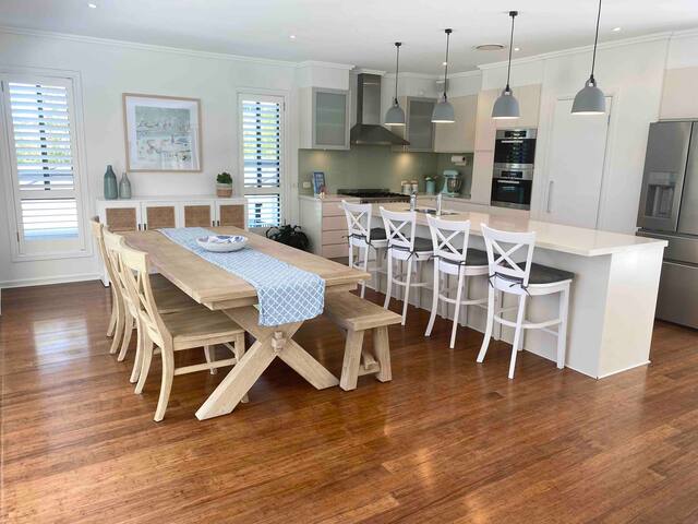 Beautiful 4 bedroom home with solar heated pool gallery image 4