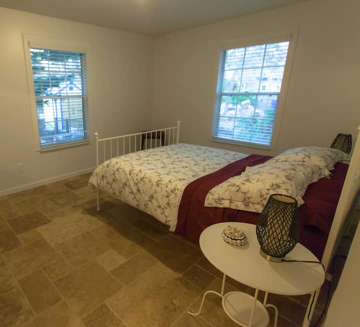 เตียงควีนไซส์ในห้องนอน