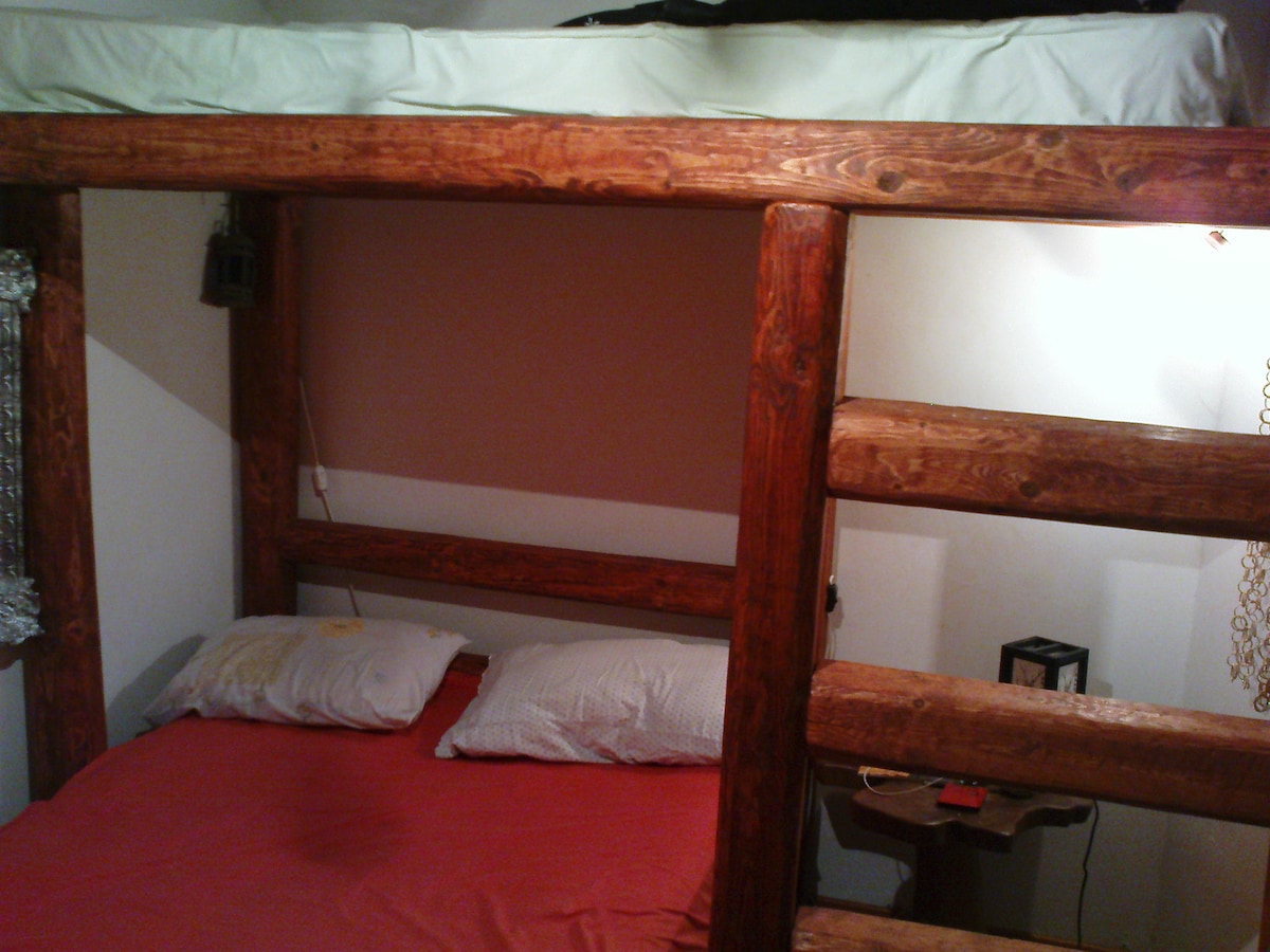 主卧双人床上面还有一张床，以备不时之需。