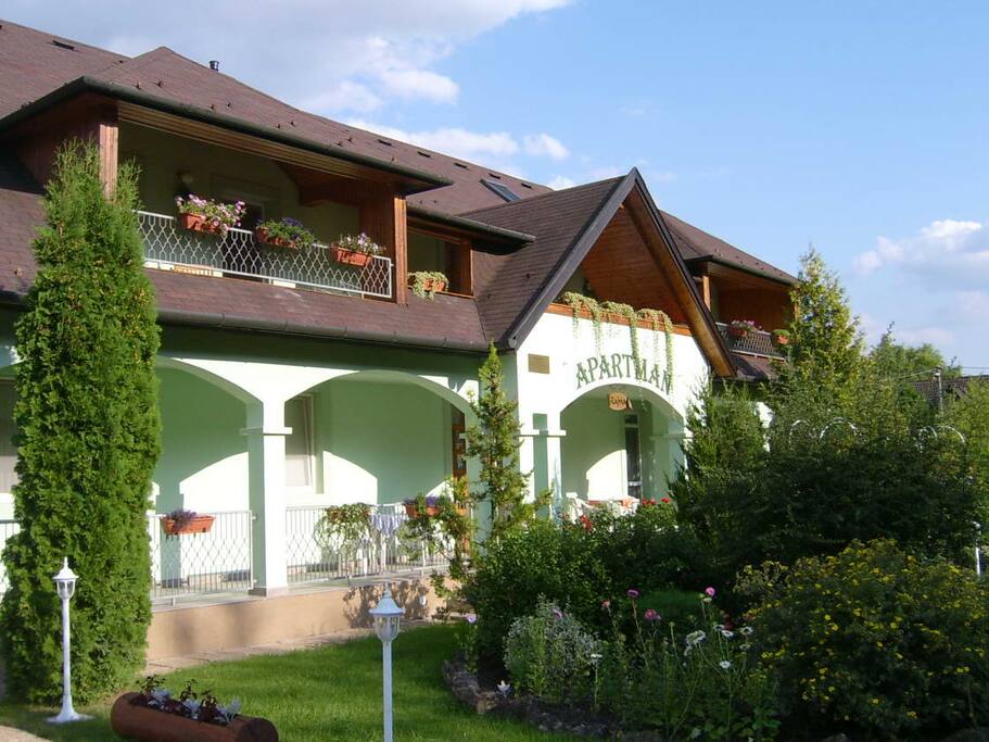 Apartmanház oldalról