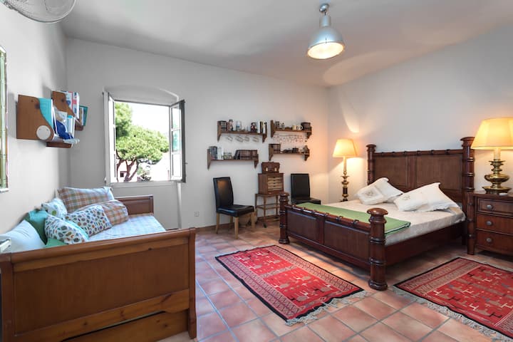 Habitación familiar con cama de matrimonio y cama doble nido