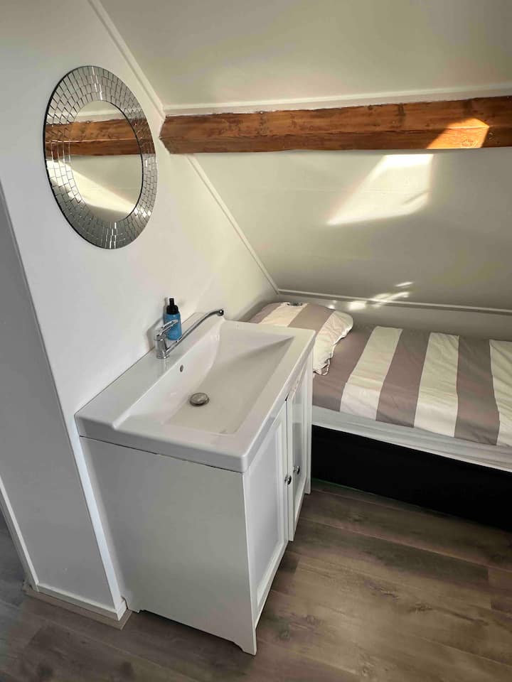 מיטה שנייה, קפיץ יחיד בחדר שינה נפרד עם כיור