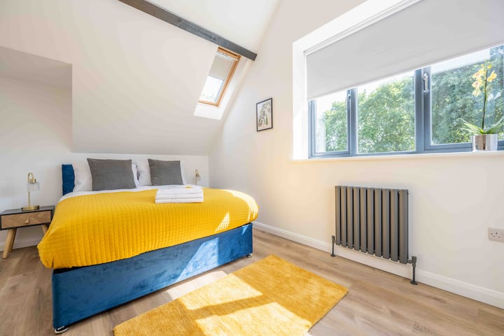 Cottage, one master bedroom with ensuite can sleep at two.