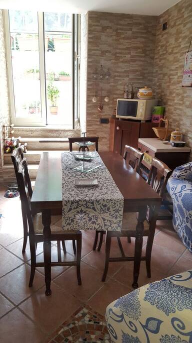 Light Livingroom with a nice table where you can enjoy your breakfast!