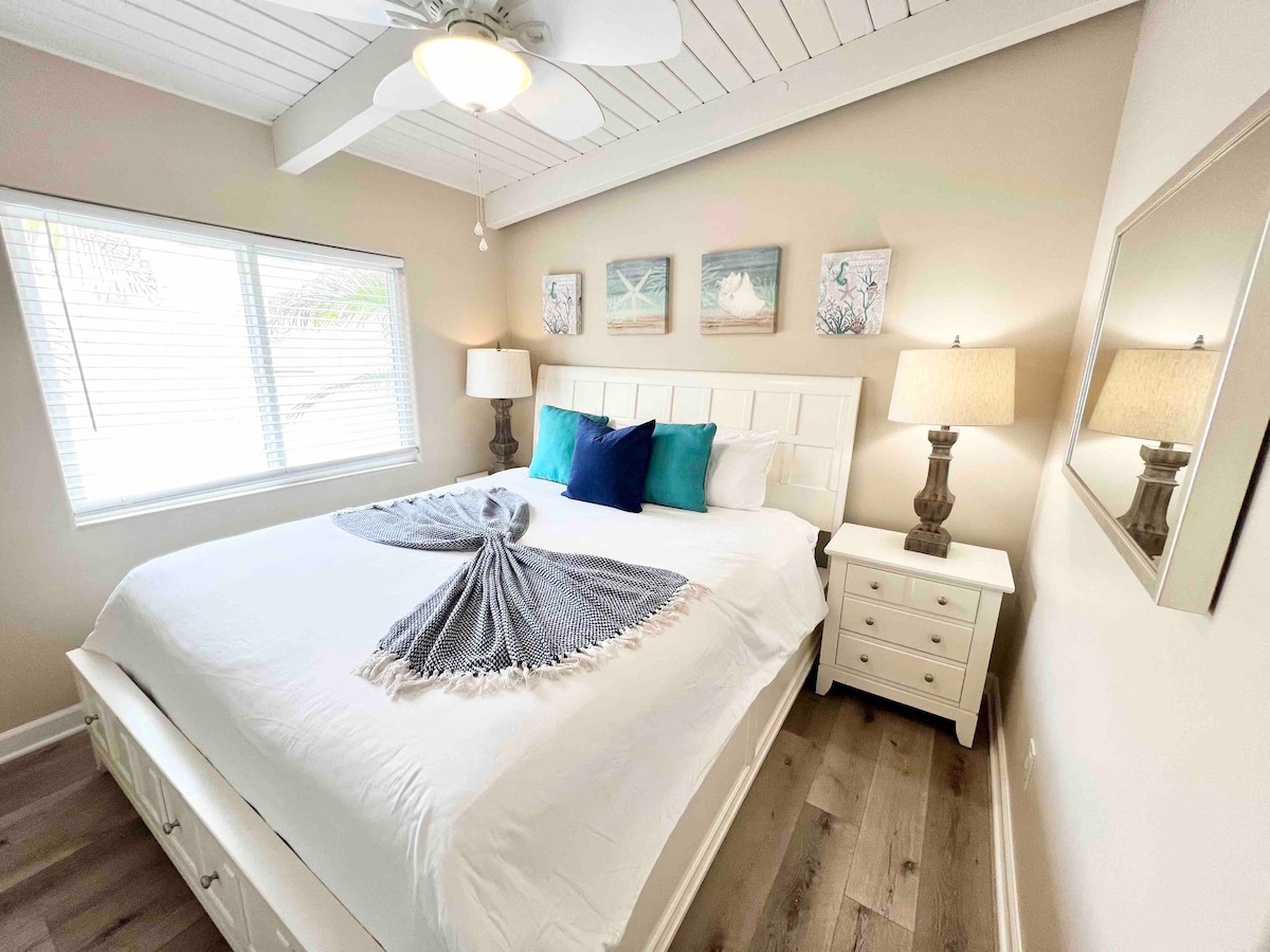 Upstairs king bed, bedroom 3