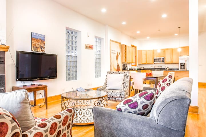 Spacious & Stylish Home at the ♥ of Wicker Park