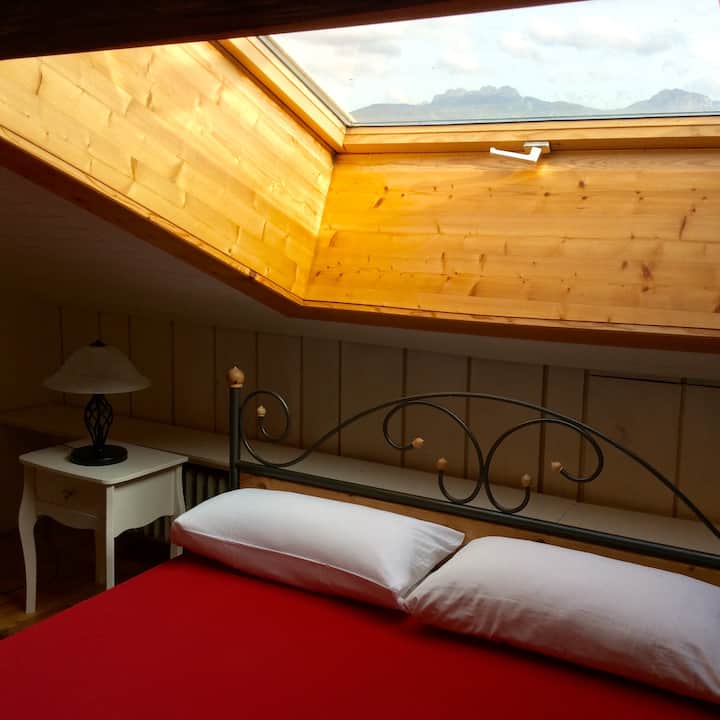 Egy nagy tetőablak a kétszemélyes ágy felett található az 1. hálószobában (kilátással a táborozóhely falára, vagy éjszaka a csillagos égre)
