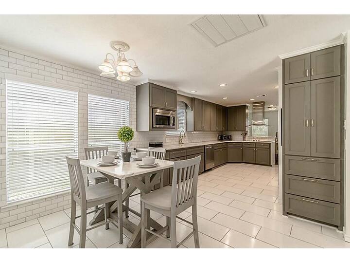 Gorgeous 4 bedroom 2 bath home in energy corridor