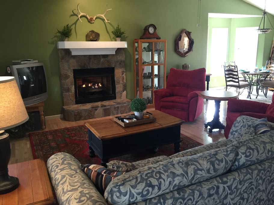 Living room/gas fireplace