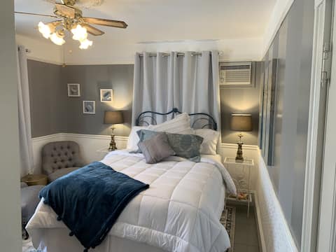 Come From Away B&B Inn - Historic House - Lover's Nest (Room 4)