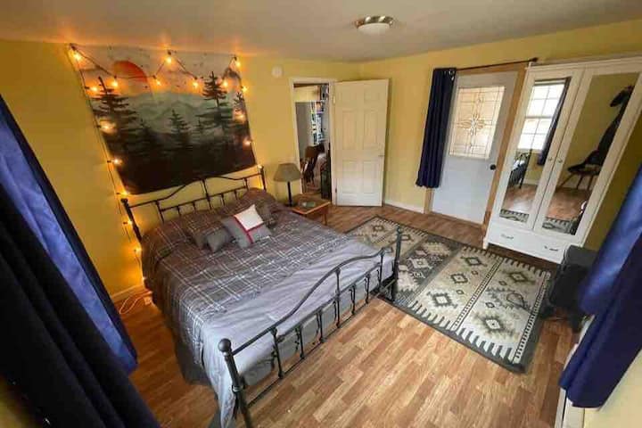 客厅旁边有标准双人床卧室。 有通往室外露台的独立出入口。