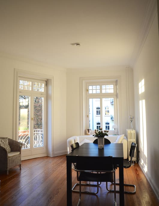 Wohnzimmer mit Balkon/Living Room with Balcony