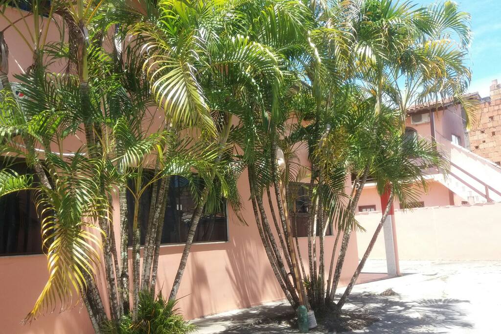 Entrada da casa com garagem para 3 carros.