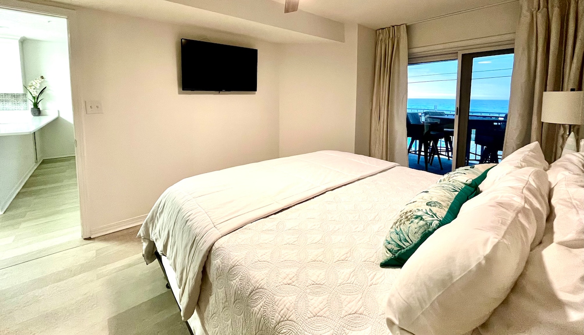 从主卧室可欣赏海景。