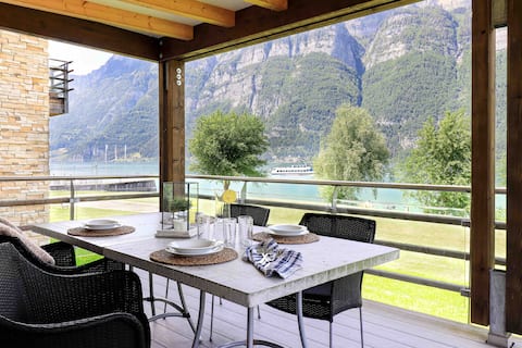 Wellness and panoramic views of mountains and Walensee