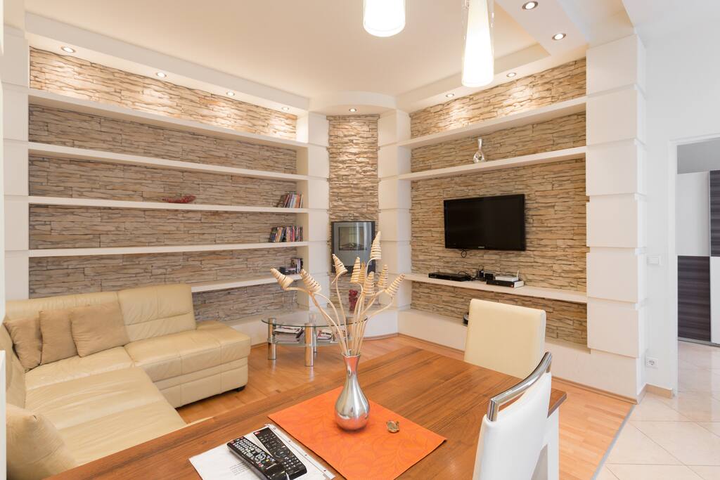 Electrofireplace, flat TV, Bluray Player DVD