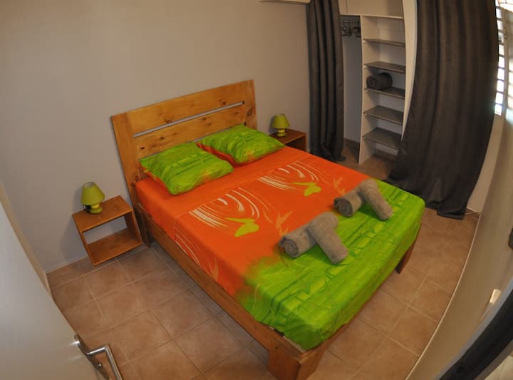 Habitación 5 con cama doble (140).