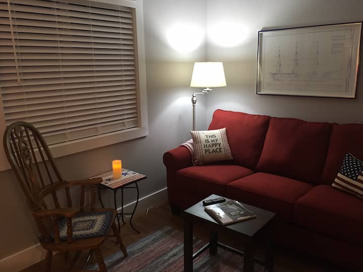 A 4. hálószoba/dolgozószoba kanapéval és Smart TV-vel rendelkezik. Van egy ajtó a hátsó teraszra, és kilátás nyílik a hátsó erdőre, 