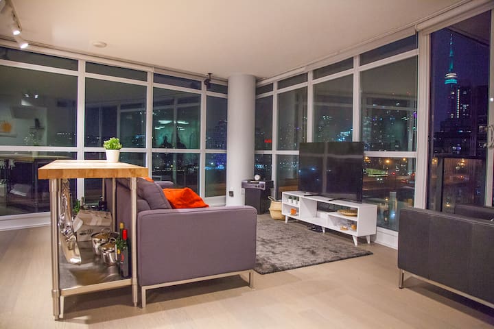 Luxury 2 Bdrm, CNTower/Lake View +Parking+Pool+Gym