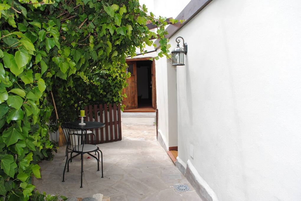 Patio lateral anexo a la cocina