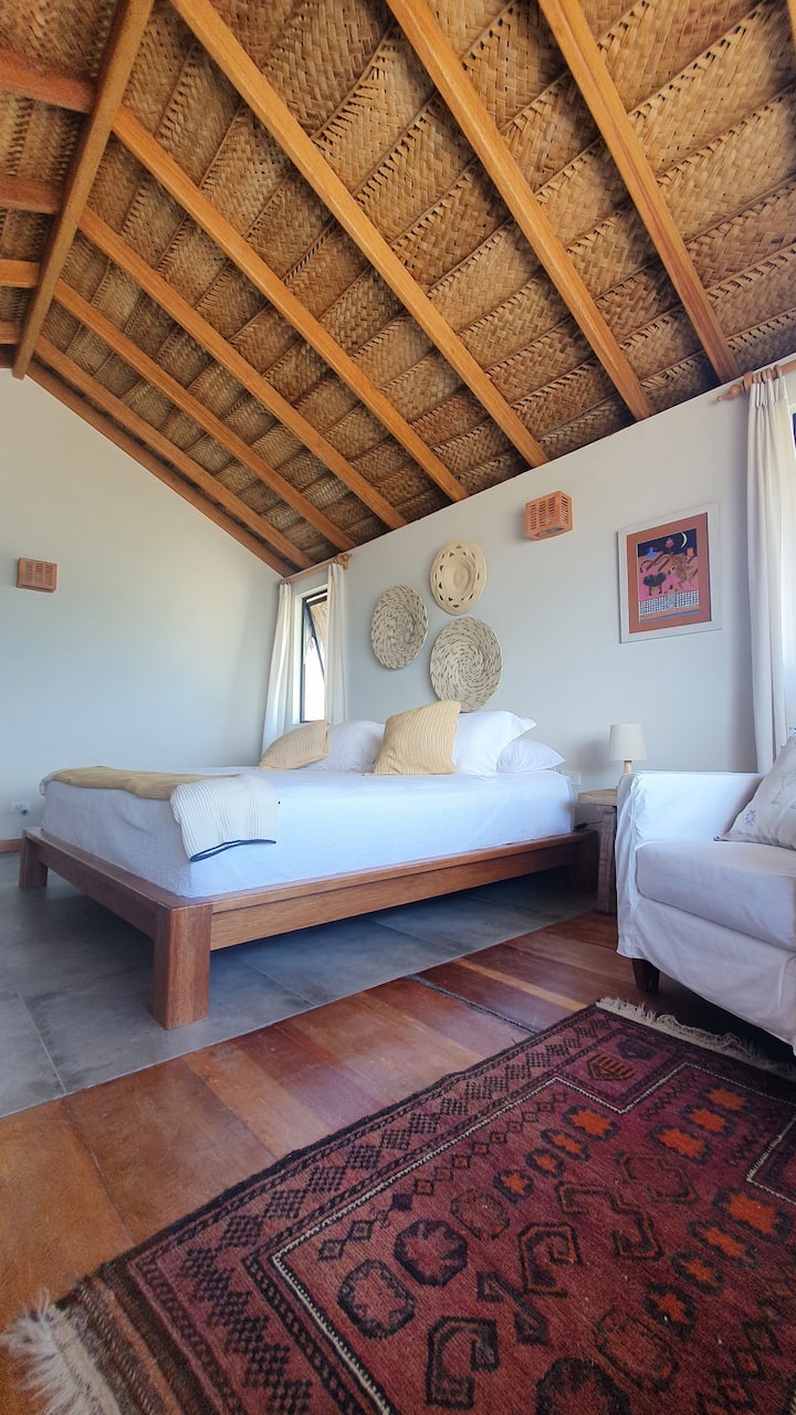 Пространа главна соба која се наоѓа на 2 кат. Го нарекуваме четврти мост, бидејќи дрвениот мост влегува во собата давајќи му топлина и многу посебен допир. 