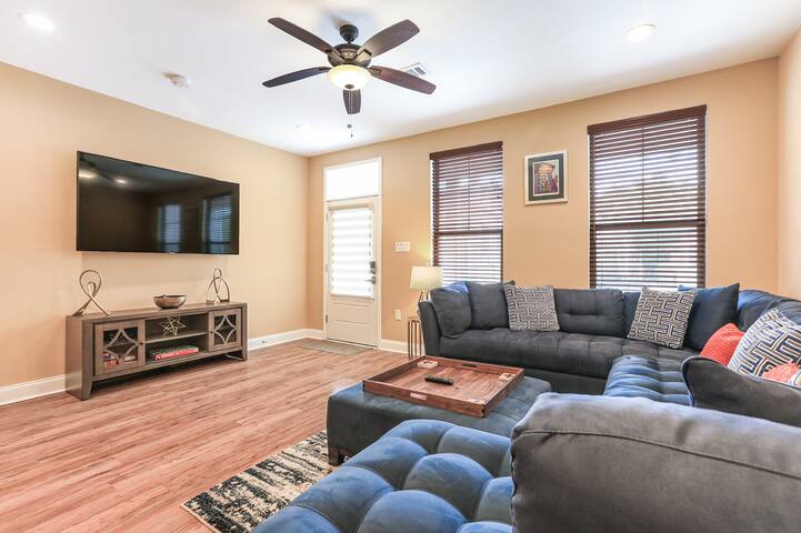 Modern and Colorful Home in the Heart of Mid City gallery image 2