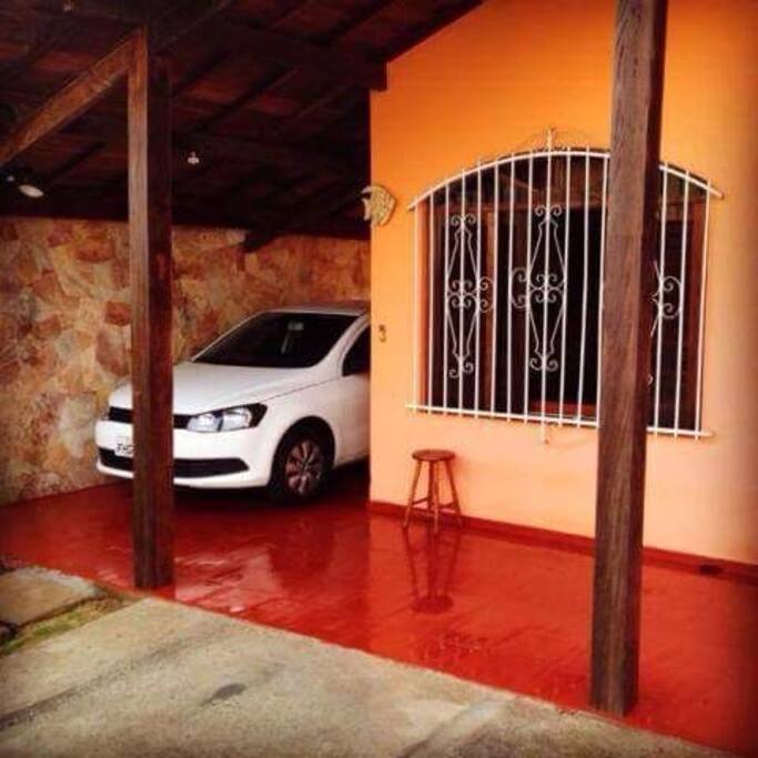 Estacionamento para até 4 carros, proporcionando tranquilidade e segurança com muito conforto com o portão automático .