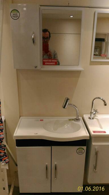 Lavabo ao lado do quarto.