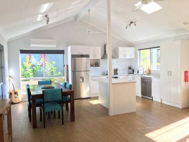 Peregian Beach Retreat /Pet friendly free Netflix. gallery image 4