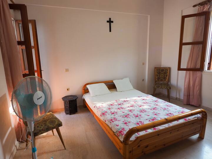 Bedroom 2, overlooking the sofa terrace
Second bedroom, accessing the sofa terrace