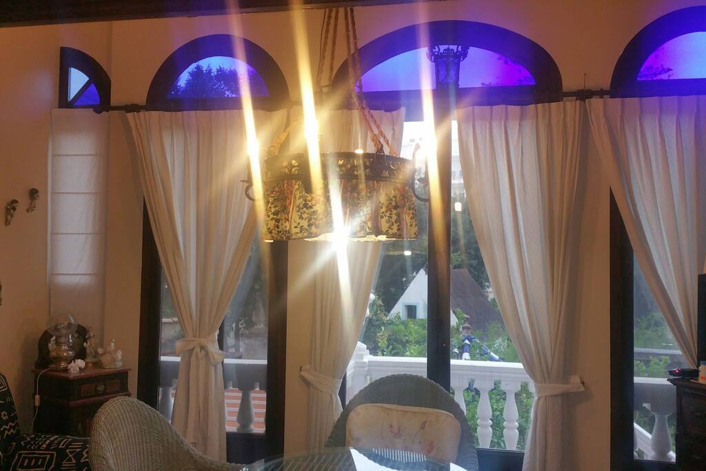Sus arcos azules hacen un lugar de ensueño