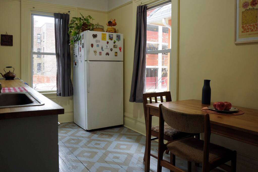 Colorful eat-in kitchen with full appliances