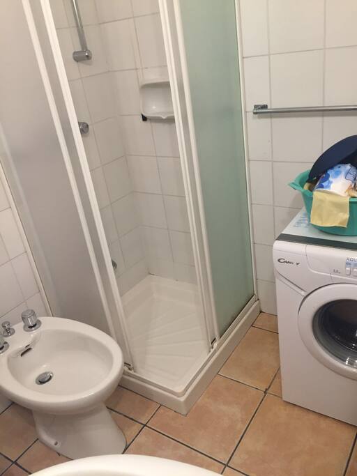 bagno con doccia e lavatrice
