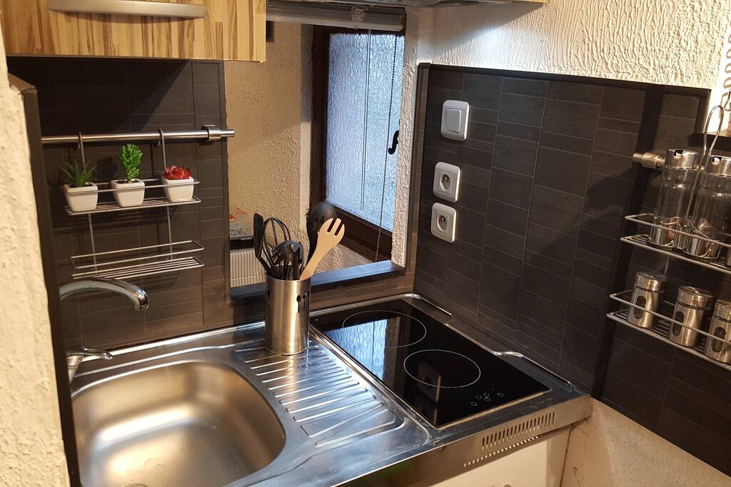 Petite cuisine équipé avec plaque induction et hotte aspirante