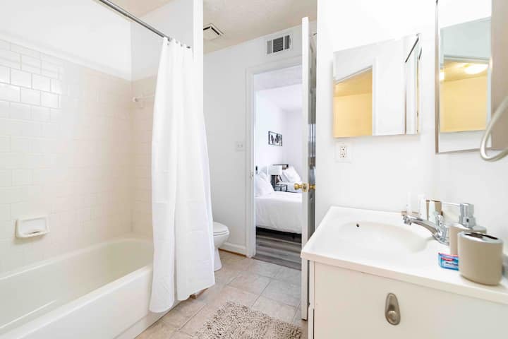 Newly Renovated, Cozy, Centrally Located 2BR/2BA