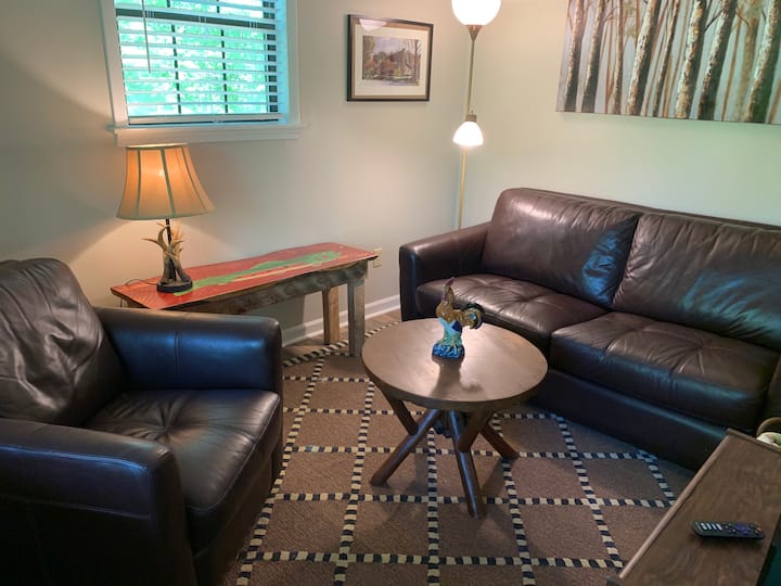 ספת שינה המוצגת כאן בסלון עם טלוויזיה חכמה, סטרימינג בלבד.