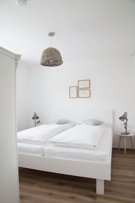 Im Schlafzimmer findest du schlichte skandinavische Eleganz!