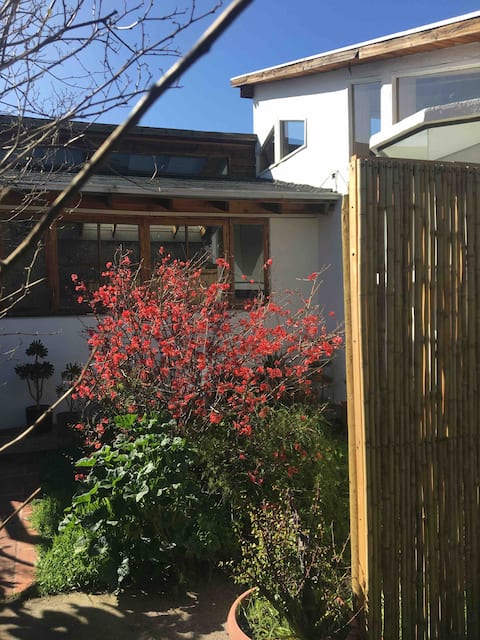 Interior house with garden steps from mall and Metro