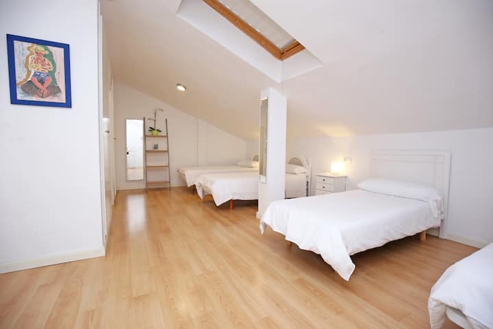 חדר שינה בקומה העליונה עם חמש מיטות וחדר רחצה 