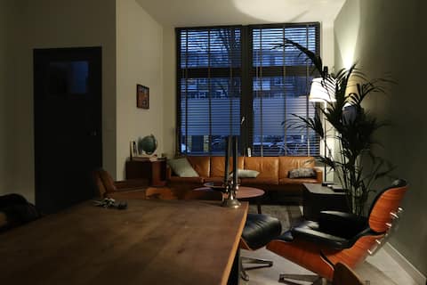 Top Airbnb: Spacious ground floor apartment in Staatsliedenbuurt