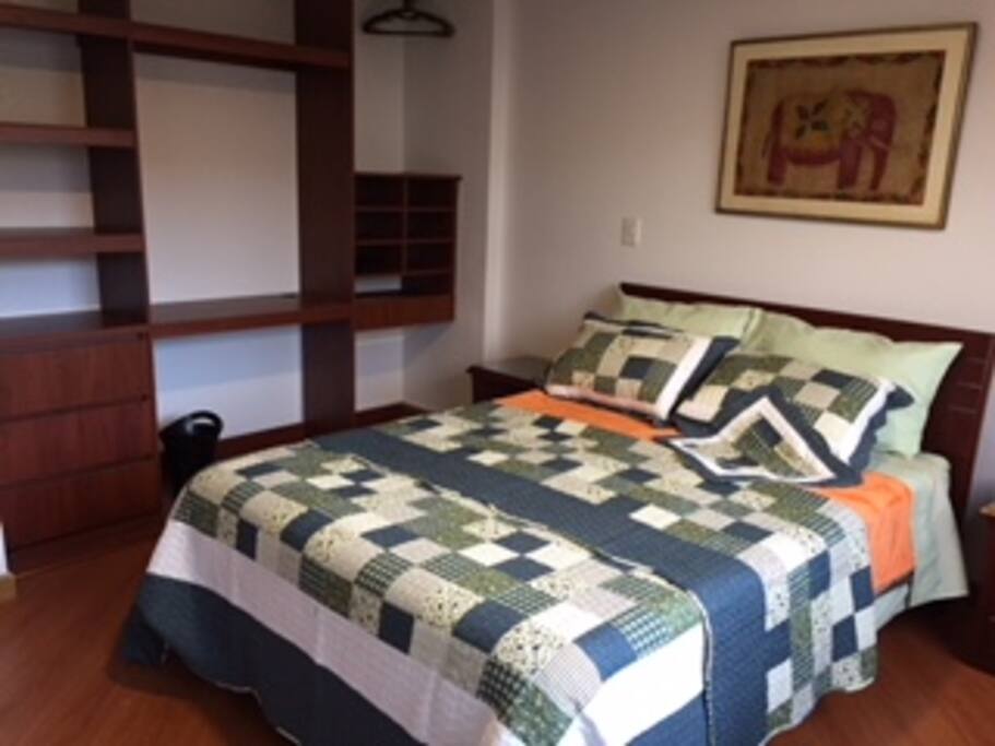Alcoba principal con cama doble y baño
