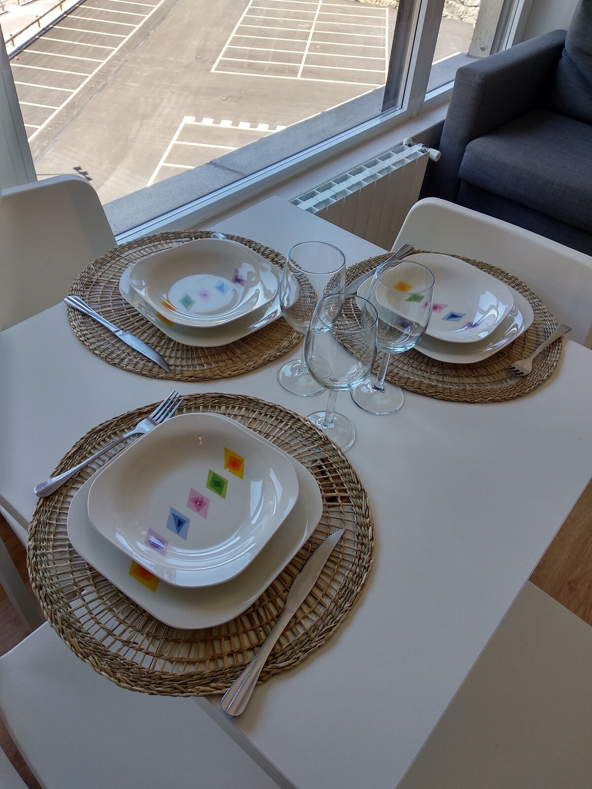 Meza ya sebule inayotazama miteremko.