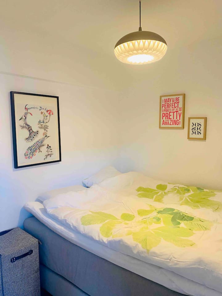 Schlafzimmer mit 160 x 200 cm schönes kontinentales Bett mittelgroße/weiche Matratze.