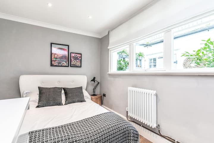 Se proporciona el segundo dormitorio con cama matrimonial: toallas, artículos de aseo y secador de pelo. 