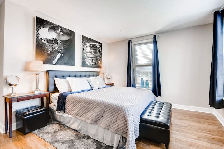 King Beds| WalktoBroad| 2 Bdr | 2 Bath | Pinnacle gallery image 2