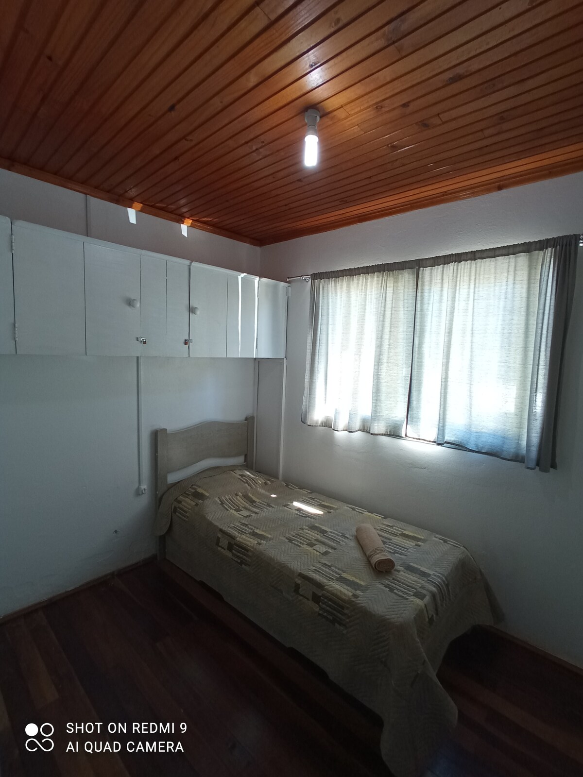 חדר שינה עם מיטת יחיד ומיטת עזר נוספת.