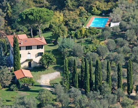 Villa in a dream location with a pool